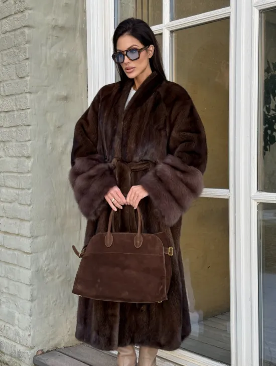 Женская норковая шуба с манжетами из роскошного меха куницы