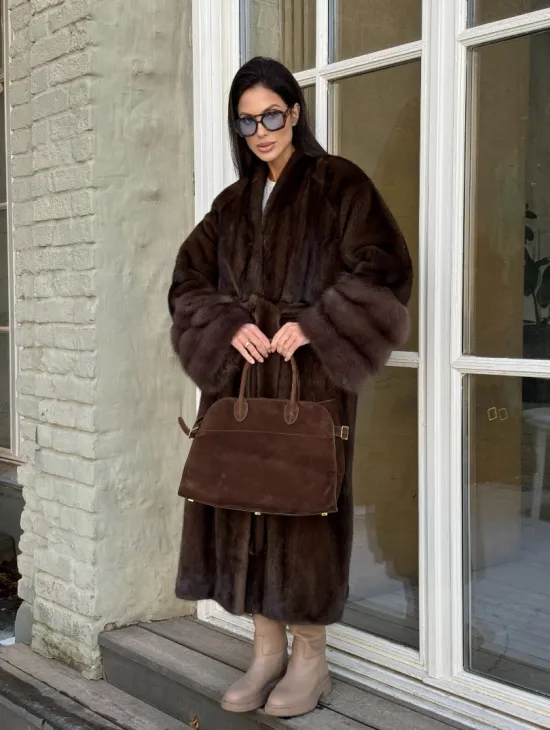 Женская норковая шуба с манжетами из роскошного меха куницы