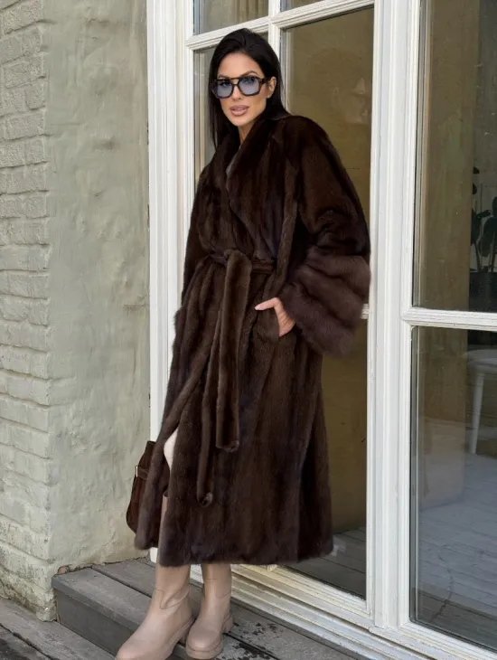 Женская норковая шуба с манжетами из роскошного меха куницы