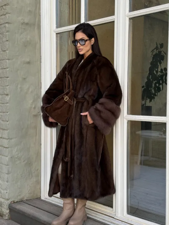 Женская норковая шуба с манжетами из роскошного меха куницы