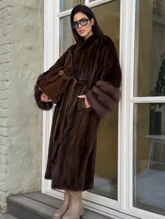 Женская норковая шуба с манжетами из роскошного меха куницы