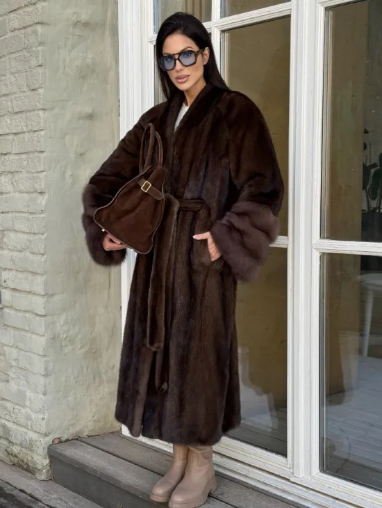 Женская норковая шуба с манжетами из роскошного меха куницы