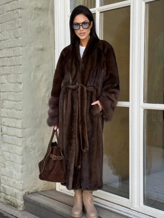 Женская норковая шуба с манжетами из роскошного меха куницы