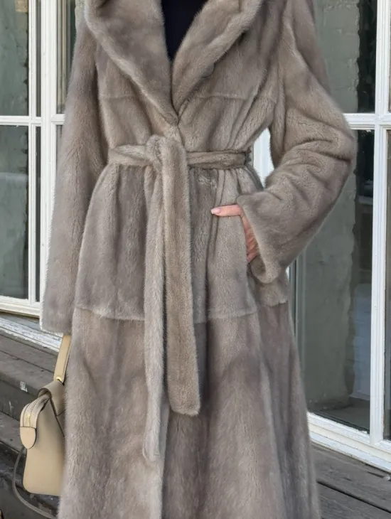Шуба норковая серая с капюшоном и меховым поясом, классика