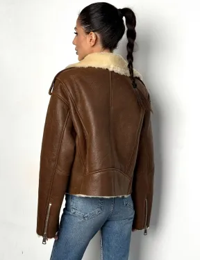 Короткая зимняя женская дубленка авиатор