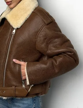 Короткая зимняя женская дубленка авиатор