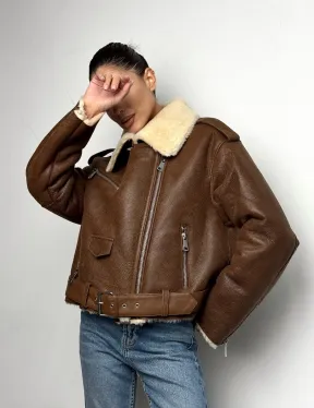 Короткая зимняя женская дубленка авиатор