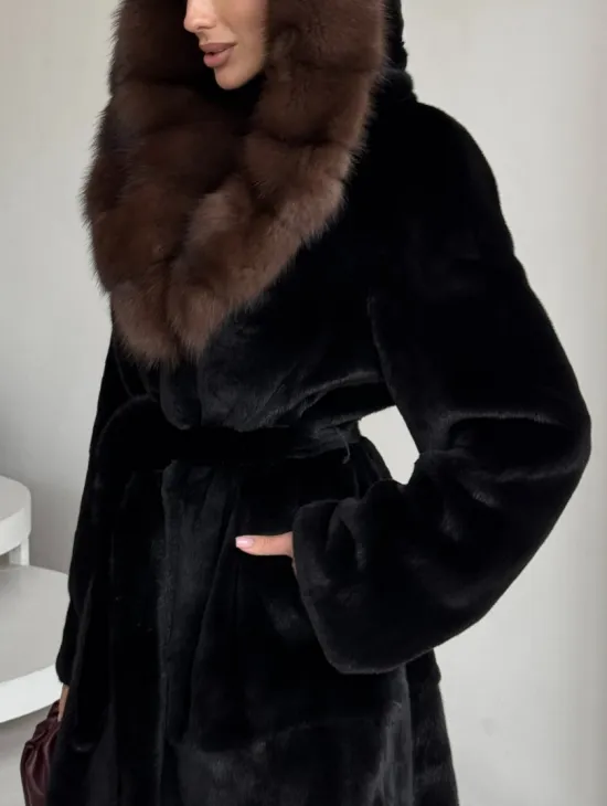 Шуба женская из норки PREMIUM BLACKGLAMA с капюшоном кобра из меха куницы