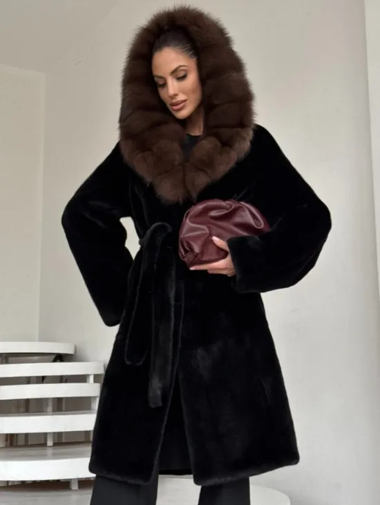 Шуба женская из норки PREMIUM BLACKGLAMA с капюшоном кобра из меха куницы