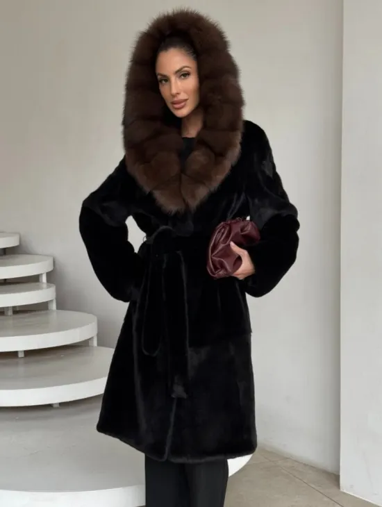 Шуба женская из норки PREMIUM BLACKGLAMA с капюшоном кобра из меха куницы