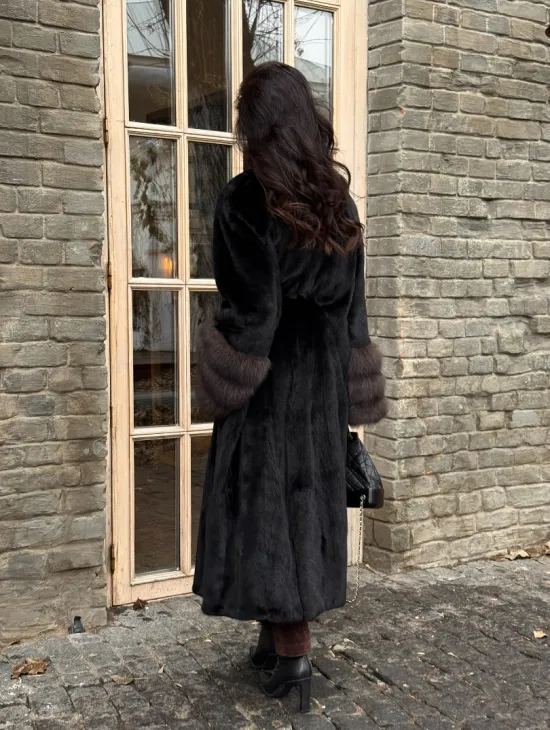 Шикарная черная норковая шуба с меховыми манжетами из куницы
