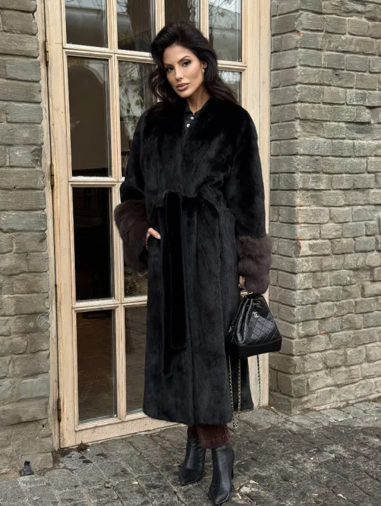 Шикарная черная норковая шуба с меховыми манжетами из куницы