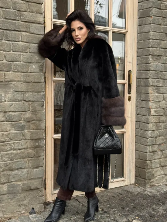 Шикарная черная норковая шуба с меховыми манжетами из куницы