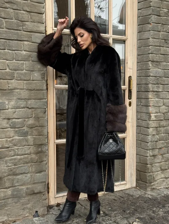 Шикарная черная норковая шуба с меховыми манжетами из куницы