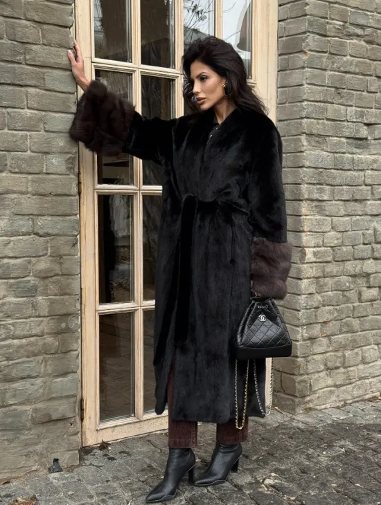Шикарная черная норковая шуба с меховыми манжетами из куницы