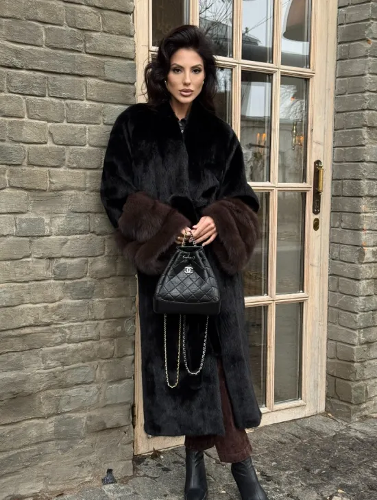 Шикарная черная норковая шуба с меховыми манжетами из куницы