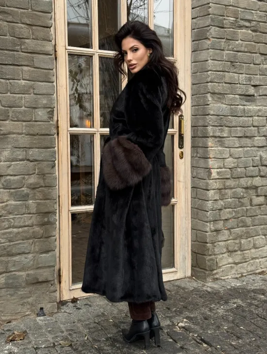 Шикарная черная норковая шуба с меховыми манжетами из куницы