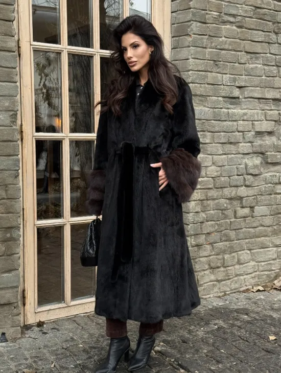 Шикарная черная норковая шуба с меховыми манжетами из куницы