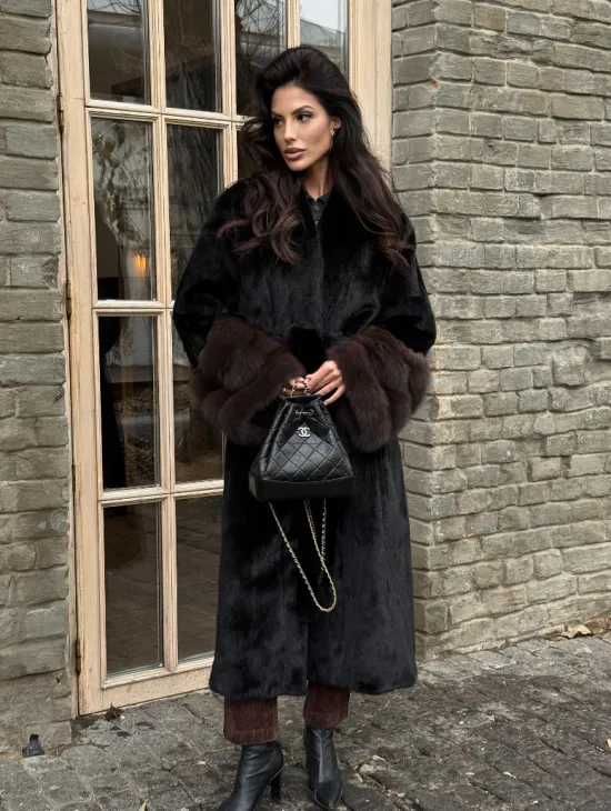 Шикарная черная норковая шуба с меховыми манжетами из куницы