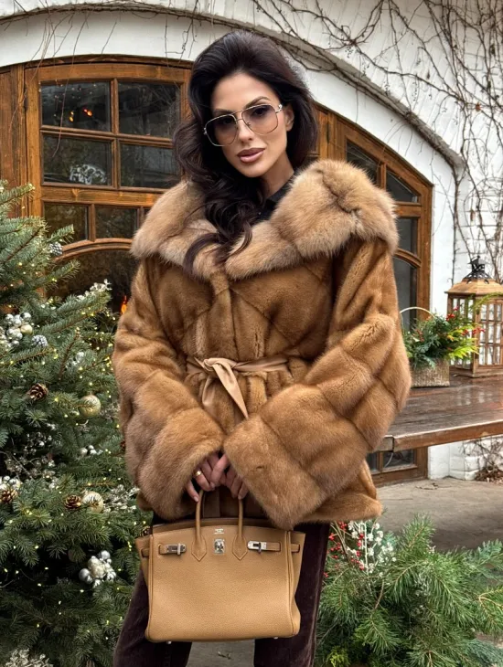 Норковое пончо-шуба в цвете золото с меховым капюшоном из куницы
