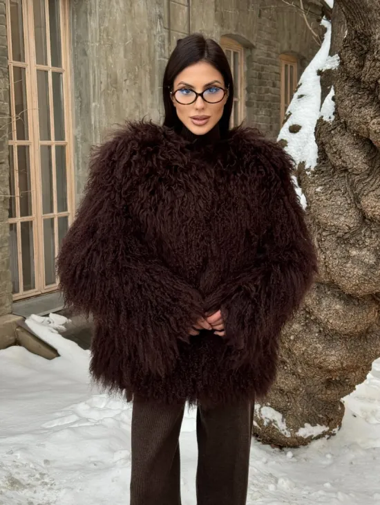 Шуба коричневая из меха ламы