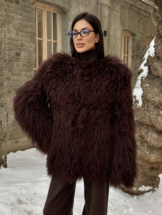 Шуба коричневая из меха ламы