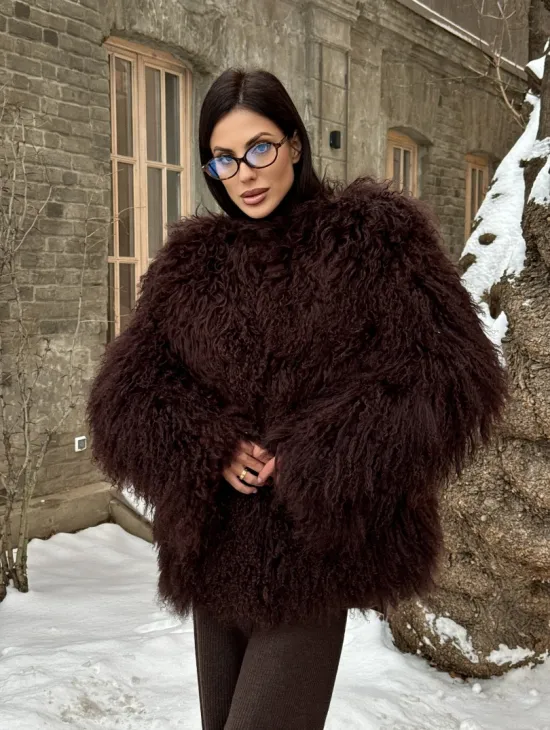 Шуба коричневая из меха ламы