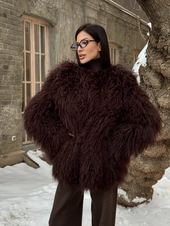 Шуба коричневая из меха ламы