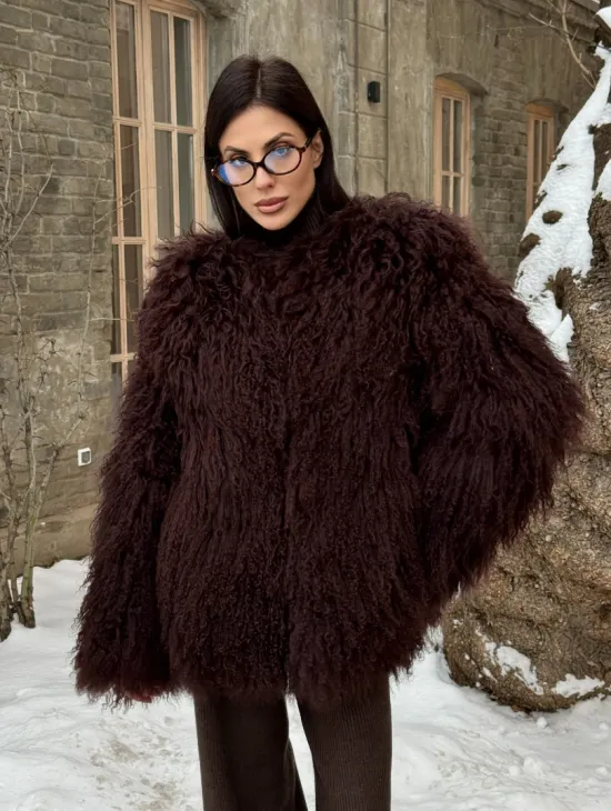 Шуба коричневая из меха ламы