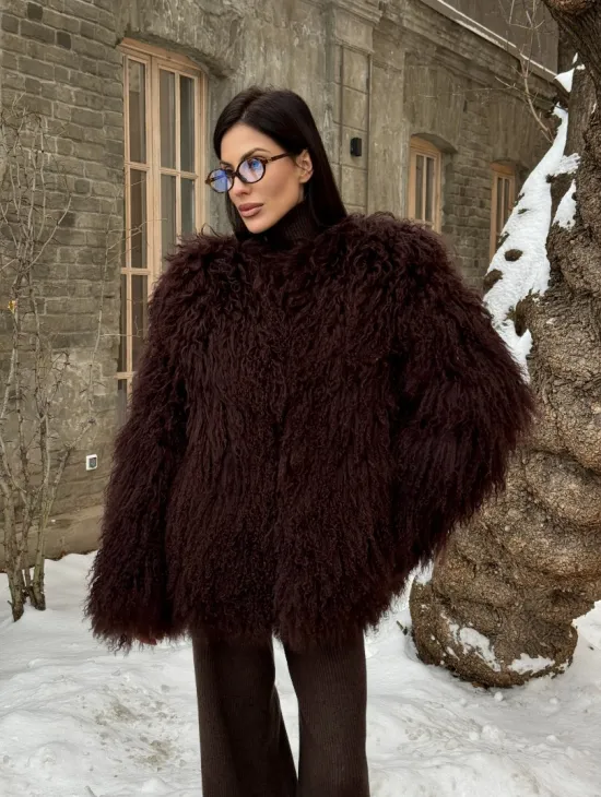 Шуба коричневая из меха ламы