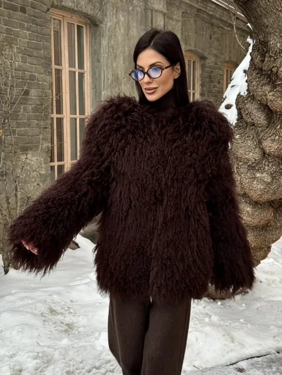 Шуба коричневая из меха ламы