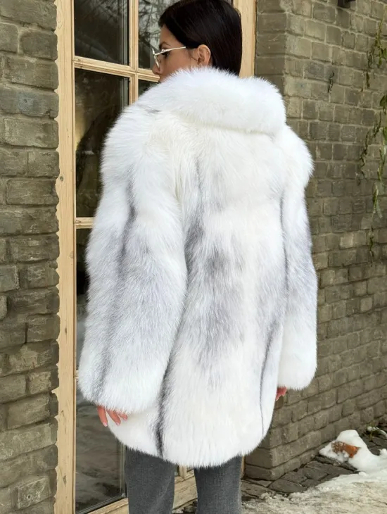 Шуба из меха белой крестовой лисы с воротником шаль, цельные пластины