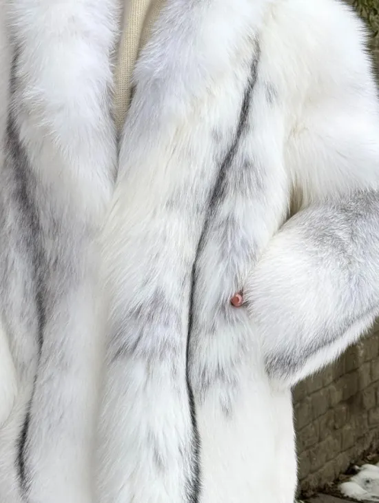 Шуба из меха белой крестовой лисы с воротником шаль, цельные пластины