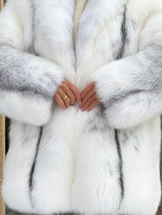Шуба из меха белой крестовой лисы с воротником шаль, цельные пластины