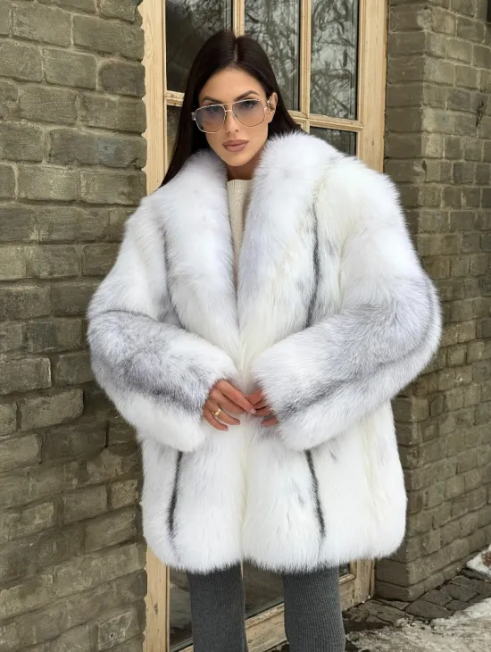 Шуба из меха белой крестовой лисы с воротником шаль, цельные пластины