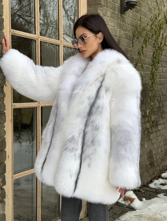 Шуба из меха белой крестовой лисы с воротником шаль, цельные пластины