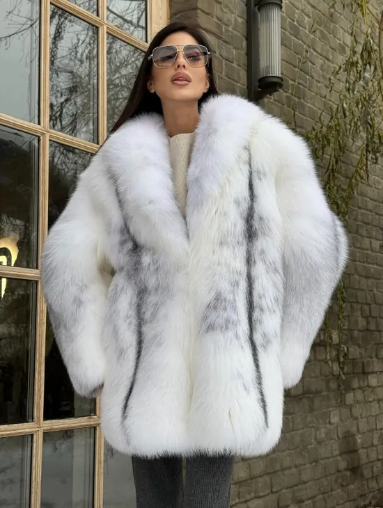 Шуба из меха белой крестовой лисы с воротником шаль, цельные пластины