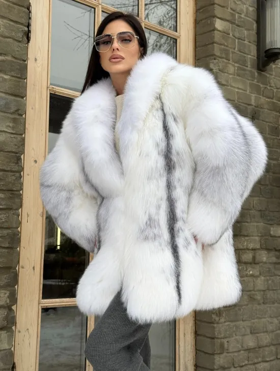 Шуба из меха белой крестовой лисы с воротником шаль, цельные пластины