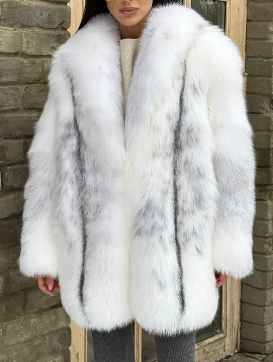 Шуба из меха белой крестовой лисы с воротником шаль, цельные пластины