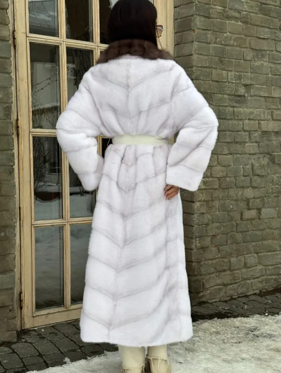 Длинная прямая норковая шуба с воротником из меха куницы цвет паломино