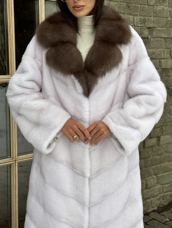 Длинная прямая норковая шуба с воротником из меха куницы цвет паломино