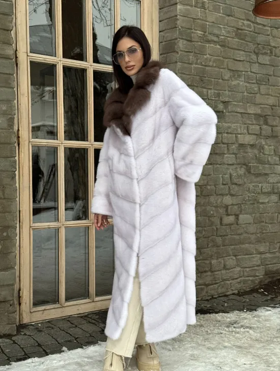 Длинная прямая норковая шуба с воротником из меха куницы цвет паломино