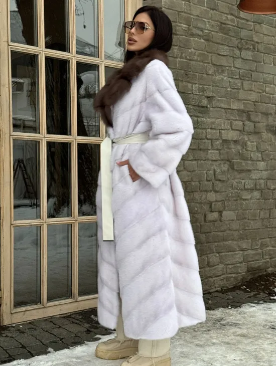 Длинная прямая норковая шуба с воротником из меха куницы цвет паломино