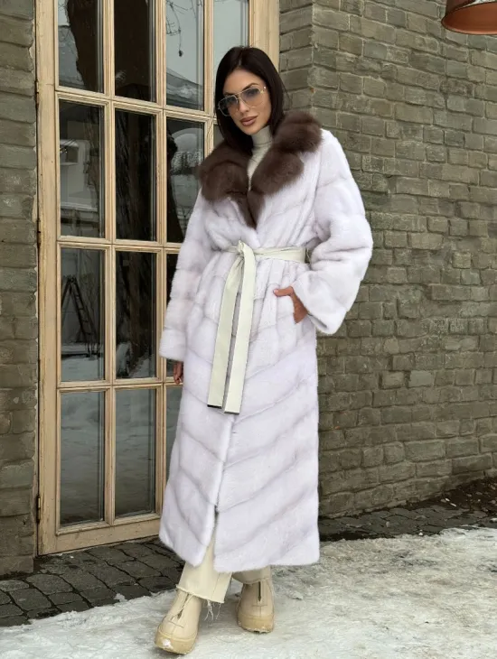 Длинная прямая норковая шуба с воротником из меха куницы цвет паломино