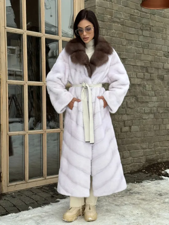 Длинная прямая норковая шуба с воротником из меха куницы цвет паломино