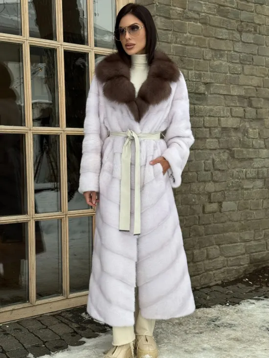 Длинная прямая норковая шуба с воротником из меха куницы цвет паломино
