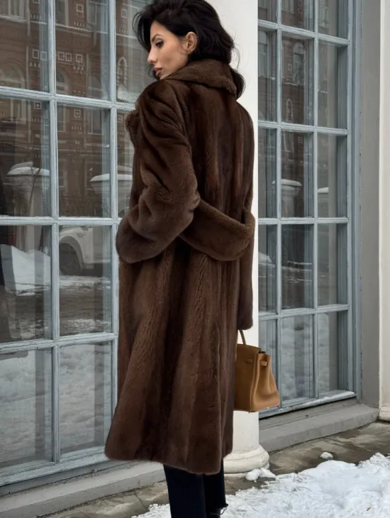 Коричневая шуба из меха норки с хлястиком на спине