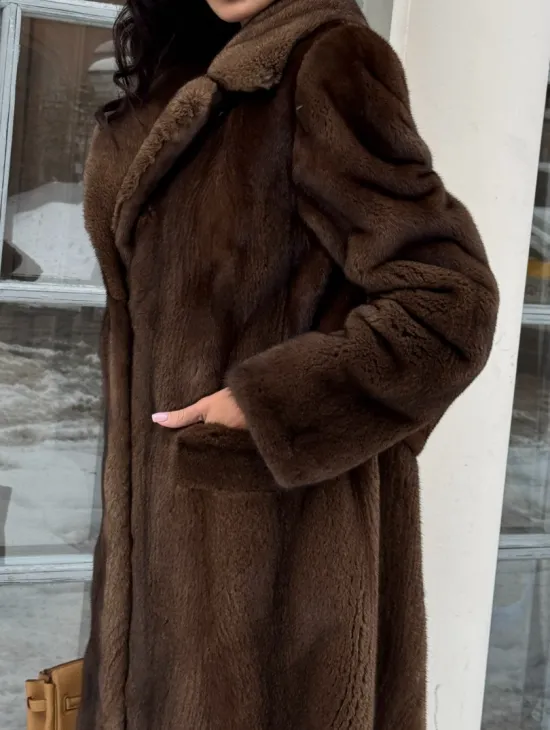 Коричневая шуба из меха норки с хлястиком на спине