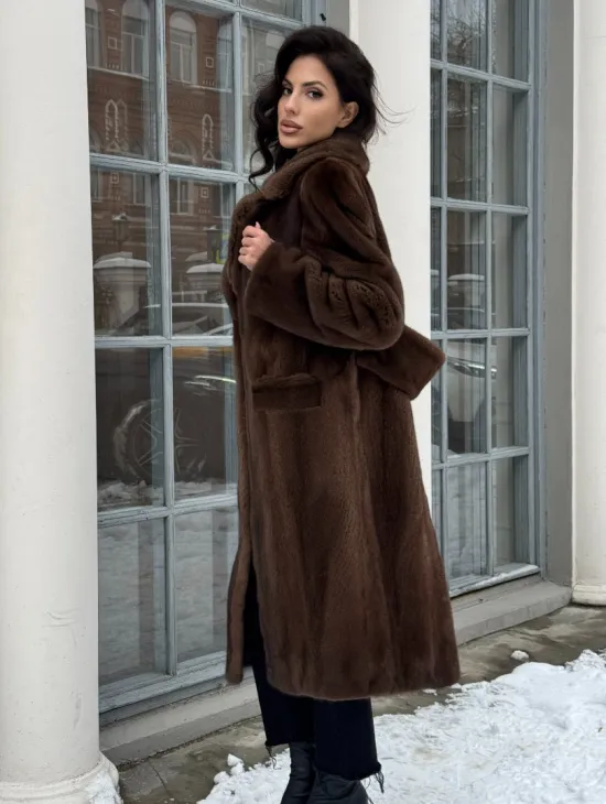 Коричневая шуба из меха норки с хлястиком на спине