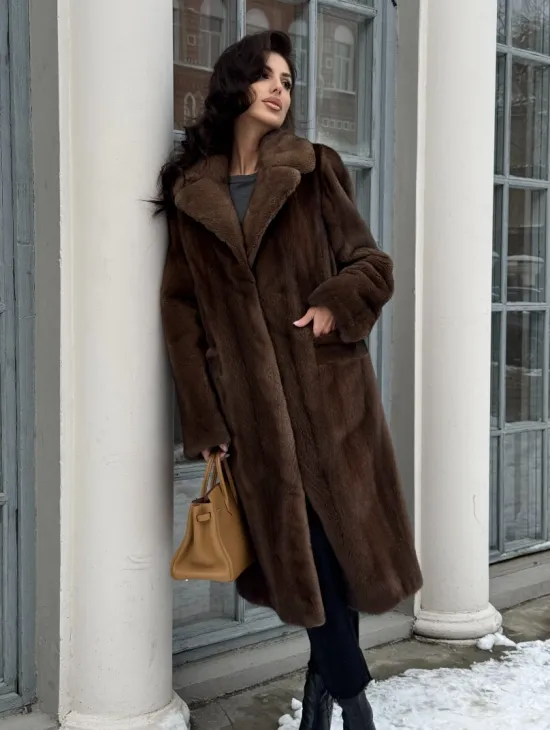 Коричневая шуба из меха норки с хлястиком на спине